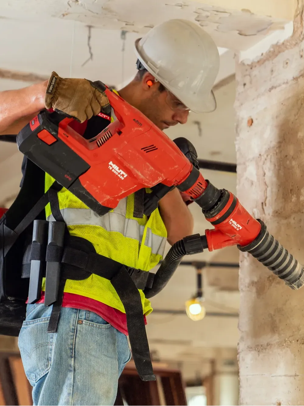 hilti-cordless-breaker-te-500-a36-application-photo.webp